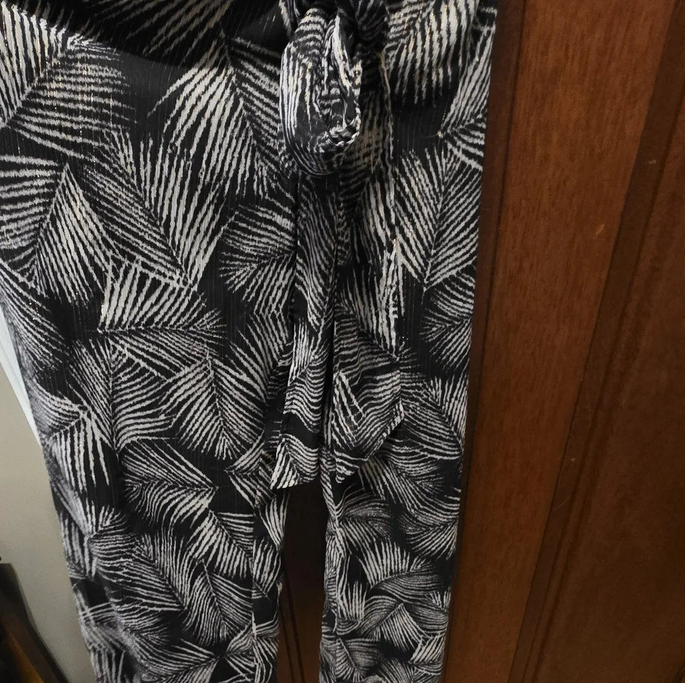 Michael Kors Black and White Leaf sleeveless jumpsuit with pockets - Picture 4 of 6